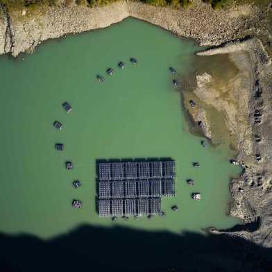 Photovoltaikanlagen in den Alpen auf dem Stausee Lac des Toule