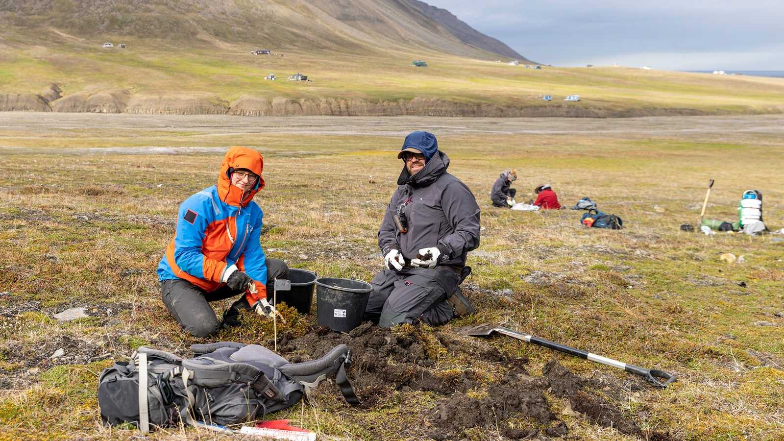 Sebastian Dötterl und die Studentin Jamila Gisler beim Sammeln von Bodenproben auf einer Tundra.