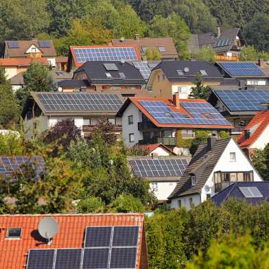 Häuser mit Solarzellen auf den Dächern