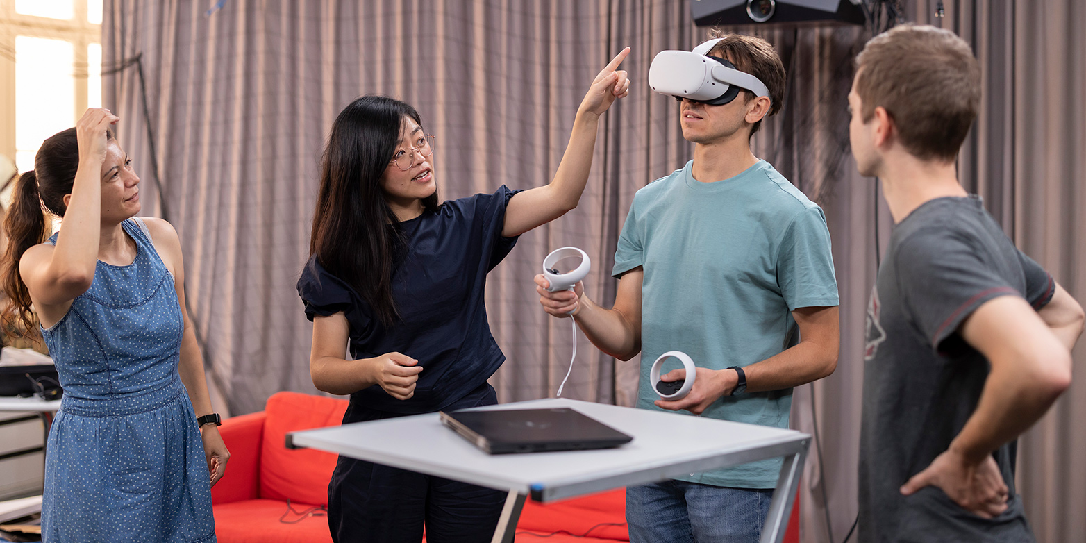 Vergr?sserte Ansicht: Siyu Tang und ihr Team bei einem Versuch mit einer VR-Brille