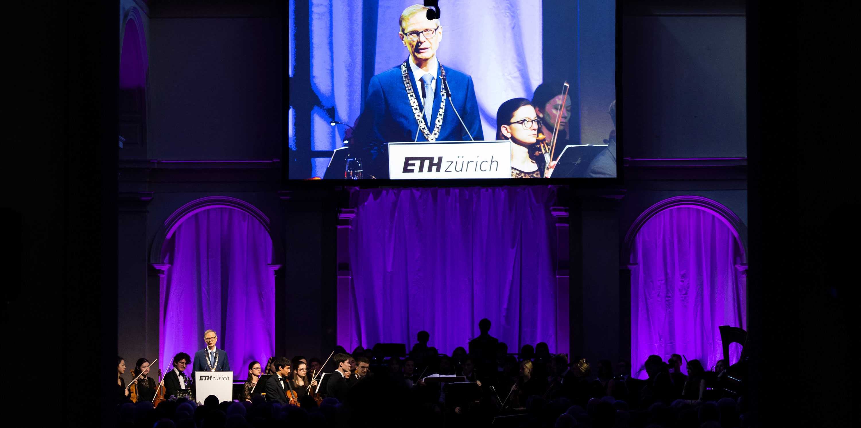 ETH-Rektor Günther Dissertori auf einer Bühne im Hauptgebäude vor Publikum