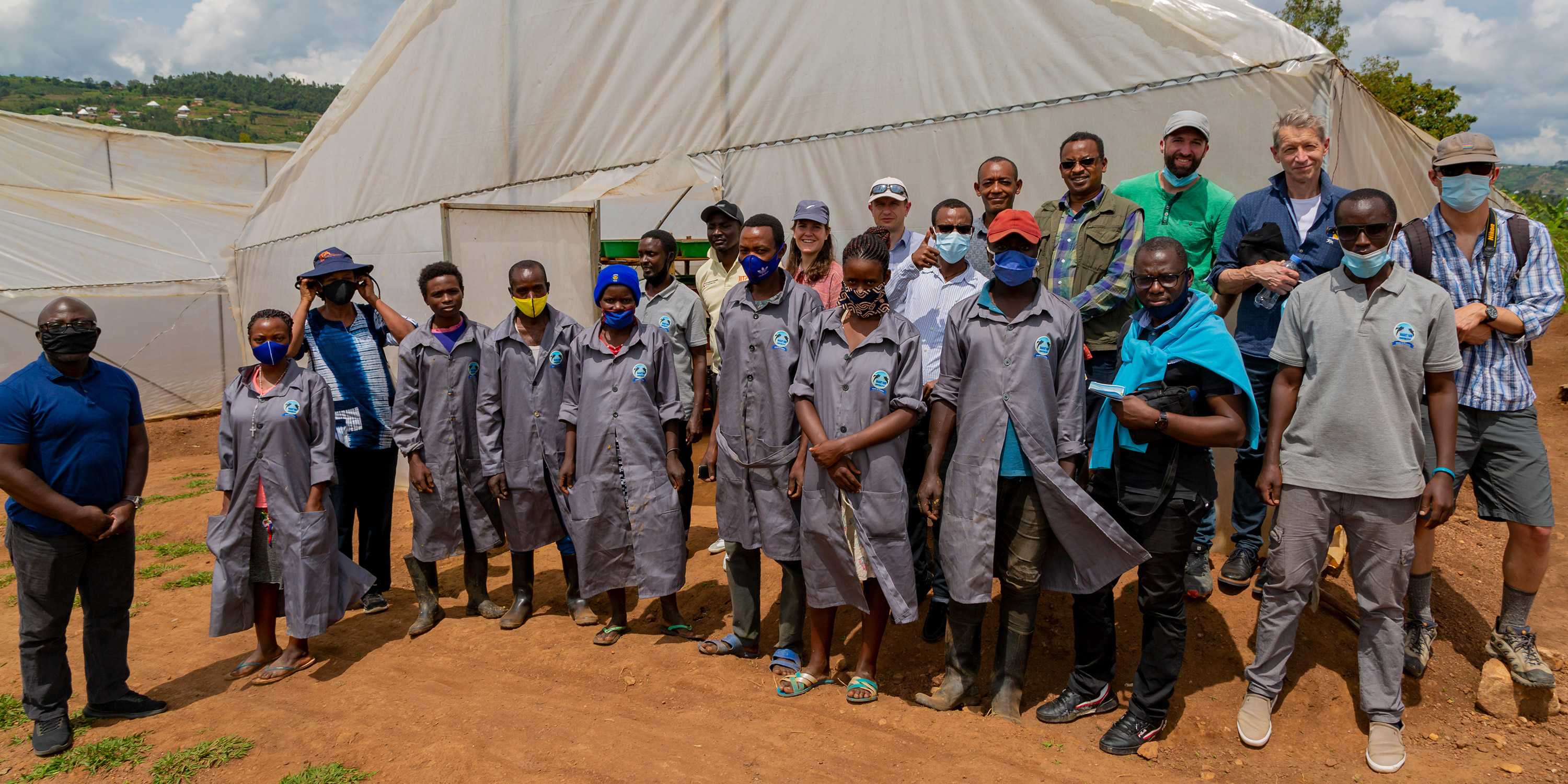 Gruppenfoto Runres-Team in Ruanda vor einem weissen Zelt