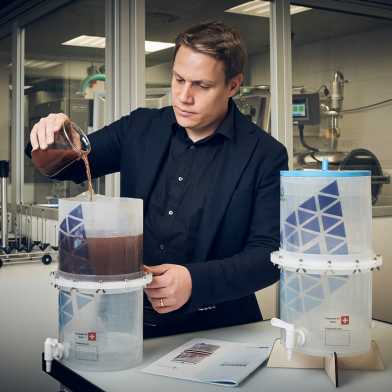 Olivier Gröninger demonstriert im Labor seinen Wasserfilter