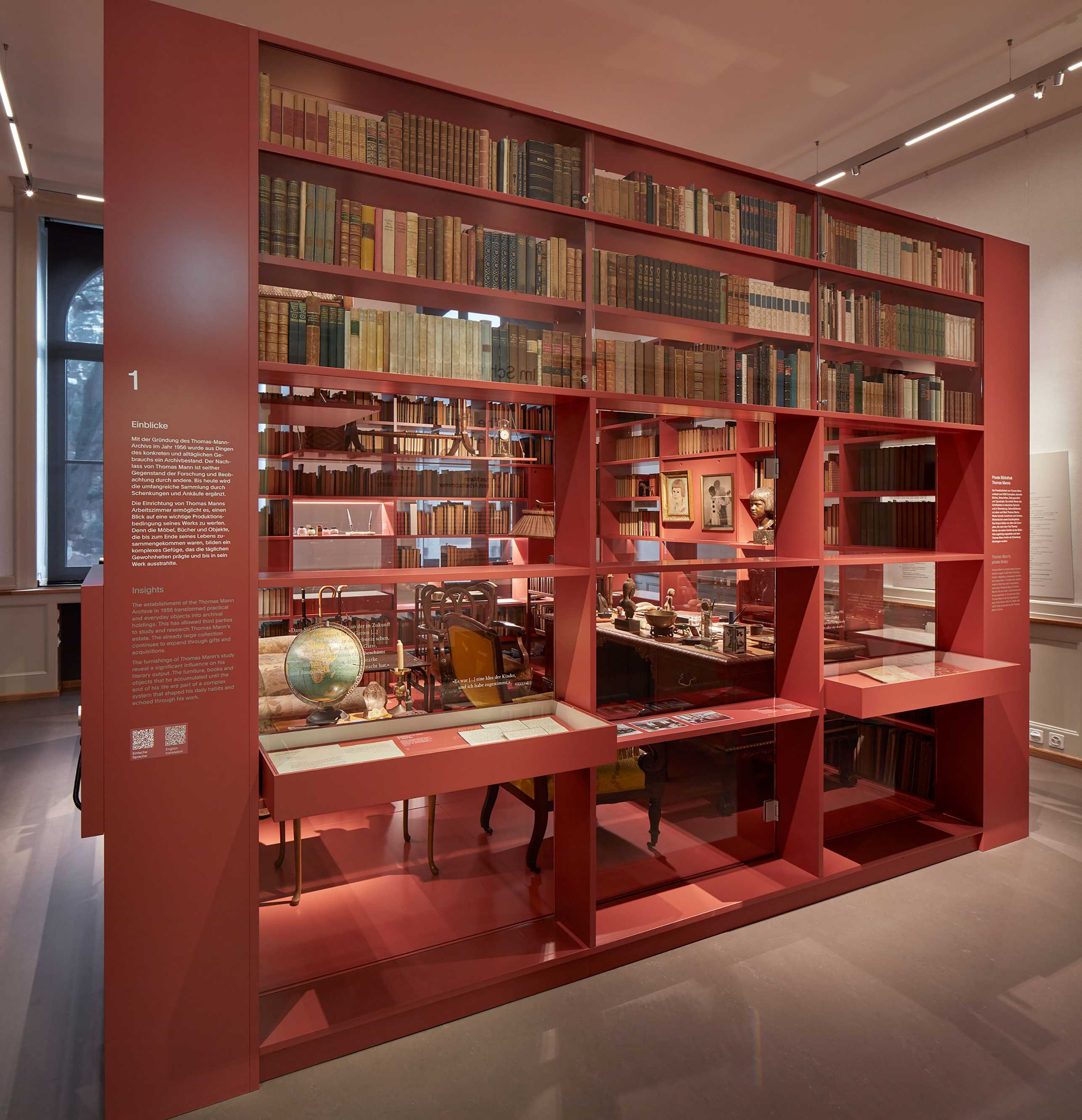 Rotes Regal mit Büchern aus der Ausstellung im Hauptgebäude der ETH Zürich