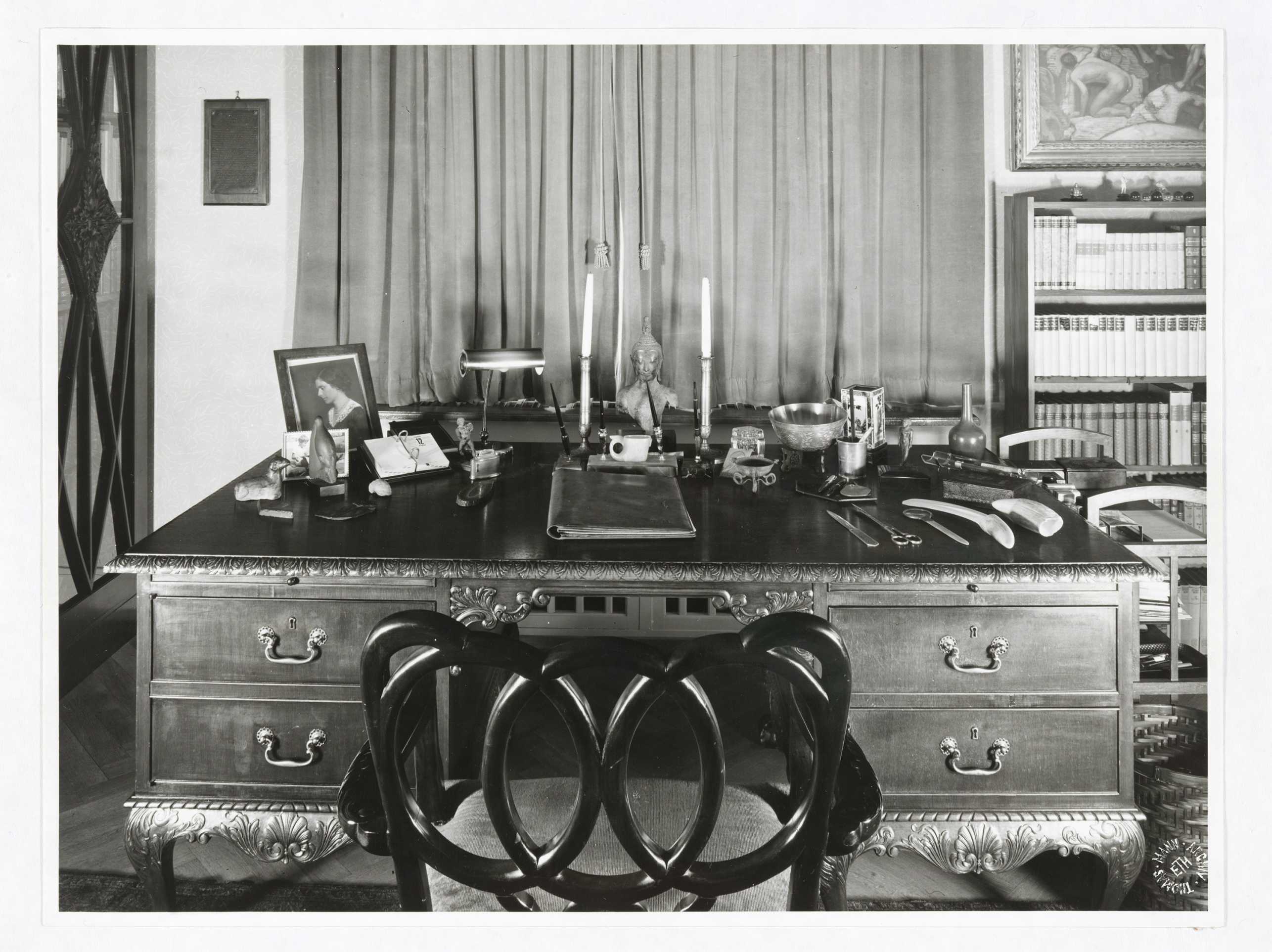 Vergr?sserte Ansicht: Altes schwarz-weiss Foto des berühmten Schreibtischs von Thomas Mann