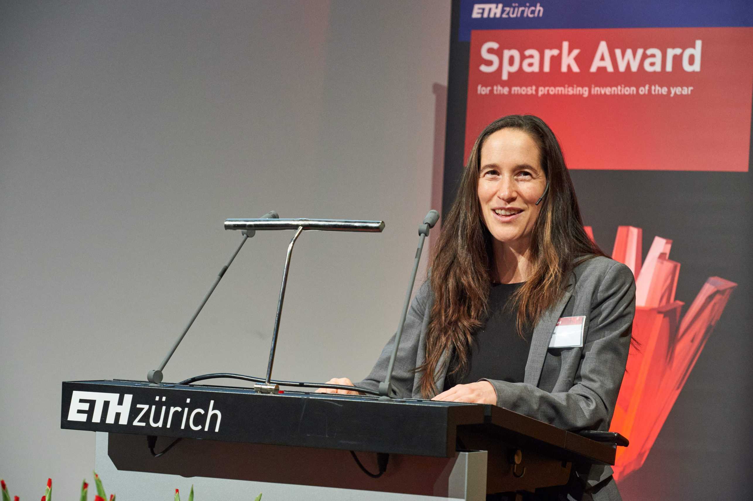 Vanessa Wood am Rednerpult der ETH Zürich bei der Verleihung des Spark Award.