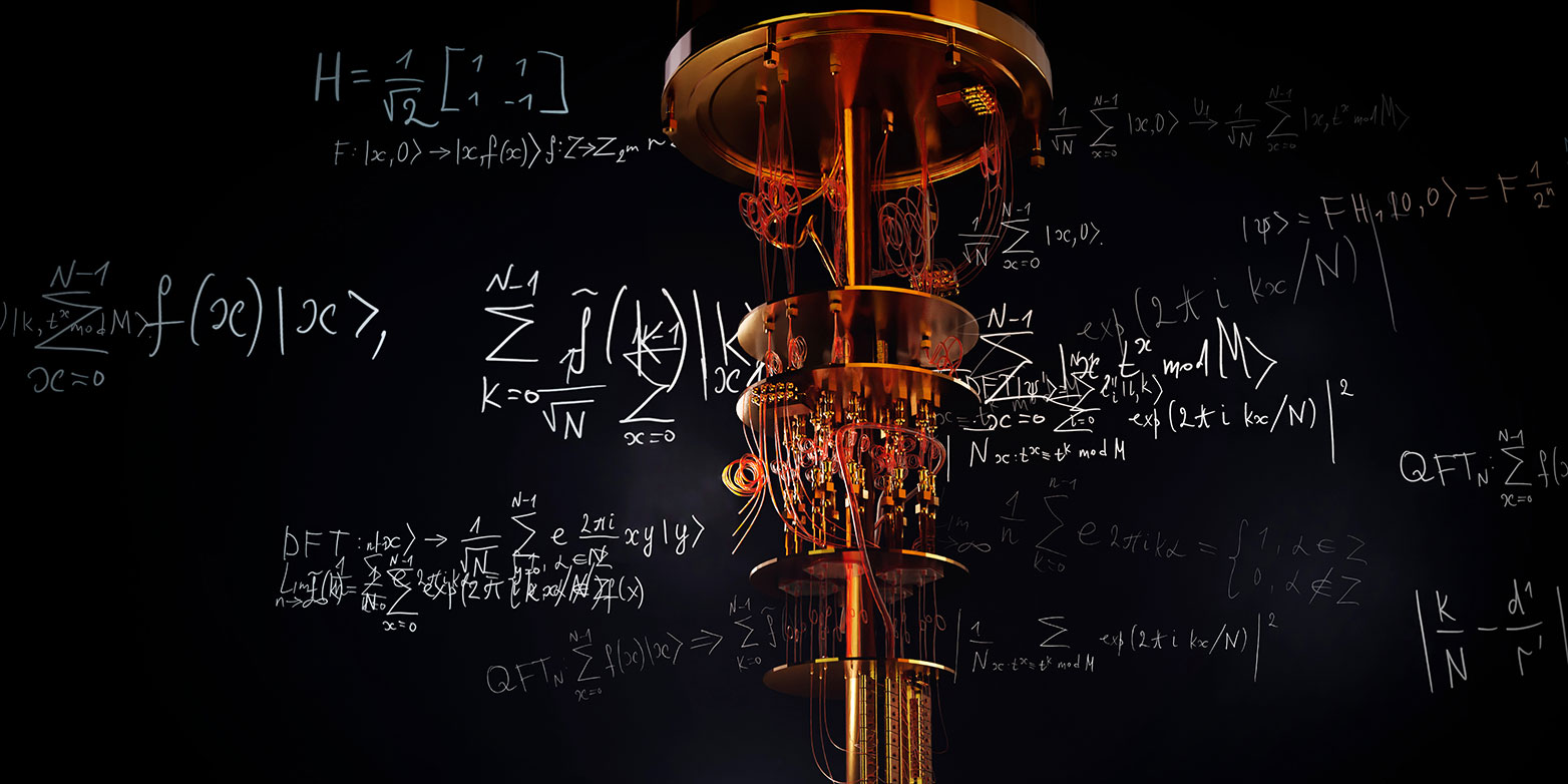Auf dem Foto ist ein Quantencomputer umgeben von Algorithmen abgebildet.