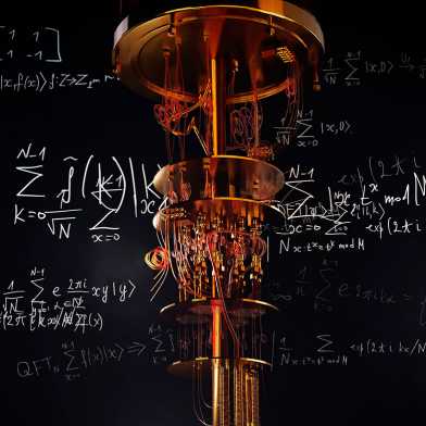 Ein Foto zeigt einen Quantencomputer, der von algorithmischen Formeln umgeben ist.