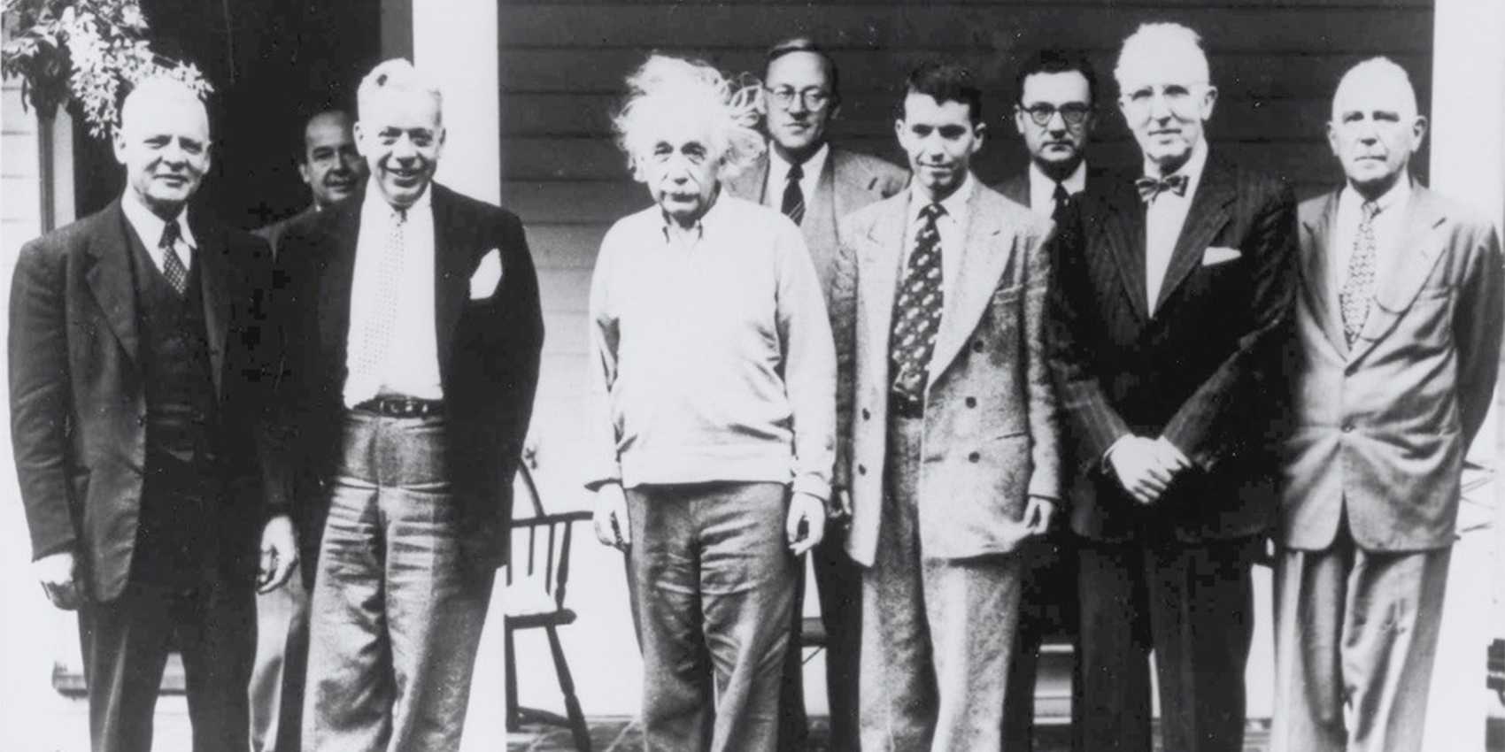 Altes schwarzweiss Foto einer Gruppe Männer, darunter Albert Einstein und John von Neumann.