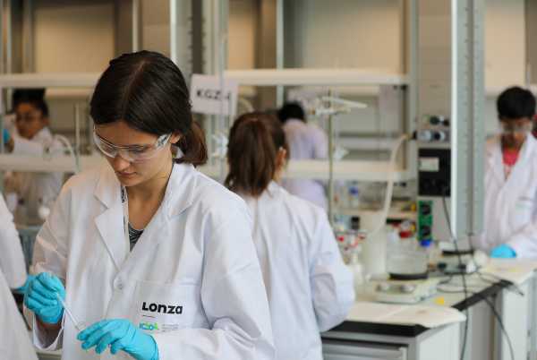 Eine Teilnehmerin konzentriert bei der Arbeit im Labor.