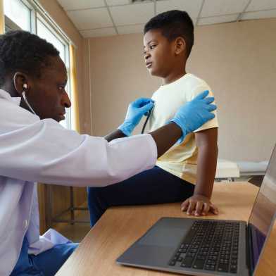 Ein Arzt untersucht ein Kind