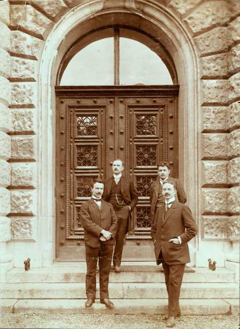 Vergr?sserte Ansicht: Altes Bild auf welchem vier Personen vor der Holztr stehen.