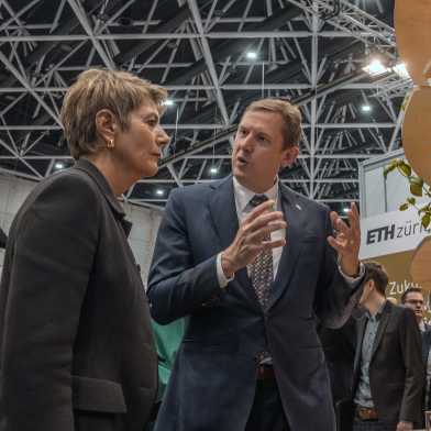 Christian Wolfrum steht rechts neben Karin Keller-Sutter und erklärt ihr den Stand der ETH Zürich