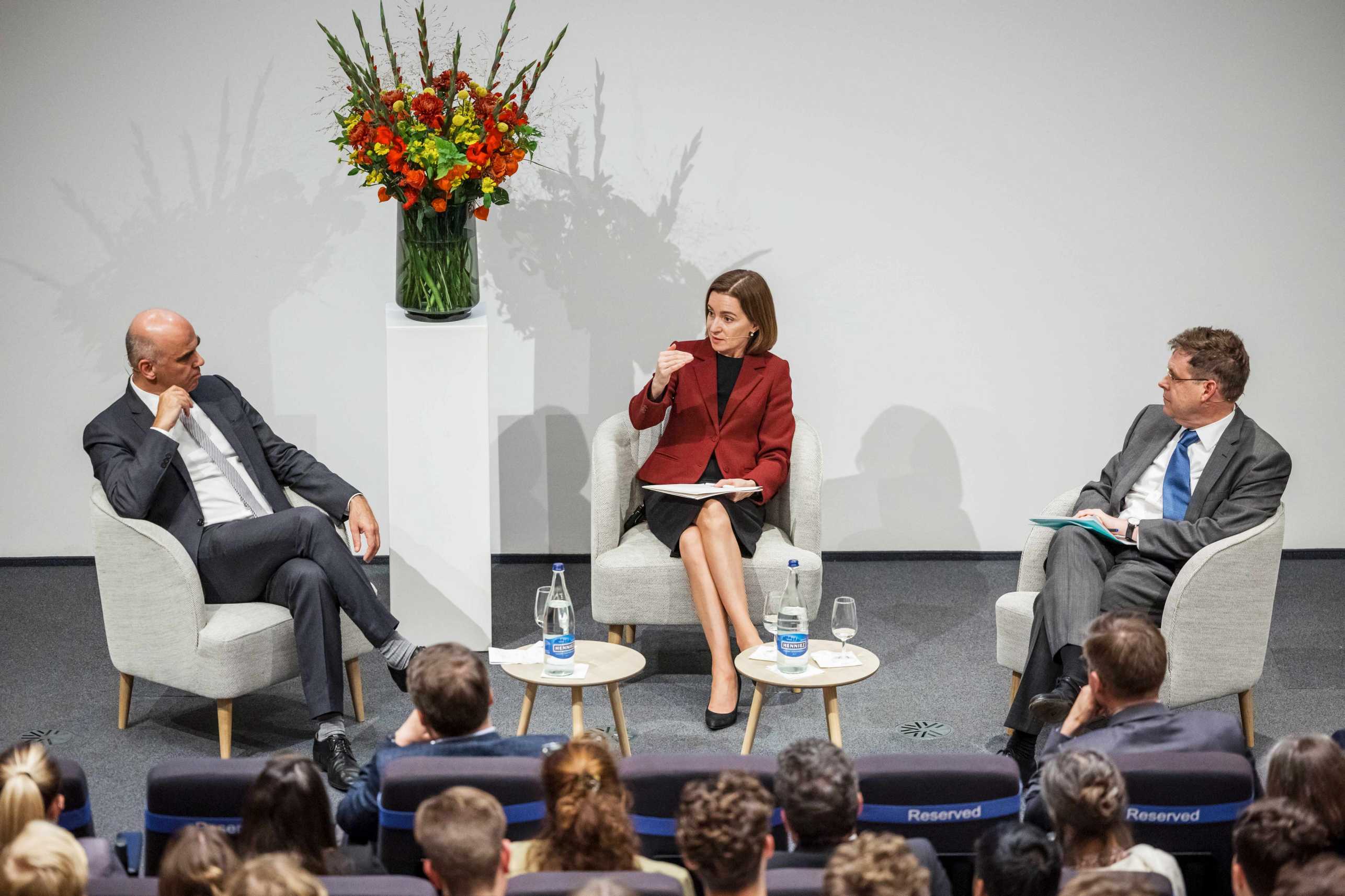 Alain Berset (links), Maia Sandu (Mitte) und Lars-Erik Cederman (rechts) im Gespräch.