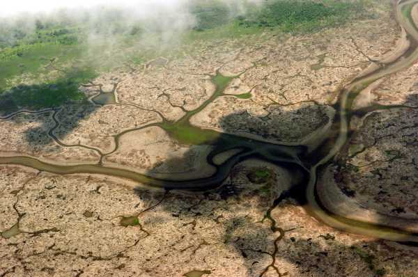 Lauftaufnahme des Anama-Sees. Der Boden ist so ausgetrocknet, dass es Risse im Boden hat.