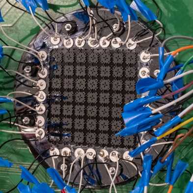 Prototype des Sensors mit diversen Verkabelungen von grünem Hintergrund