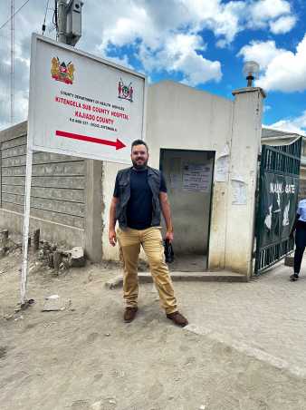 Onicio Batista Neto Leal bei der Einfahrt von einem Krankenhaus in Kenia stehend.