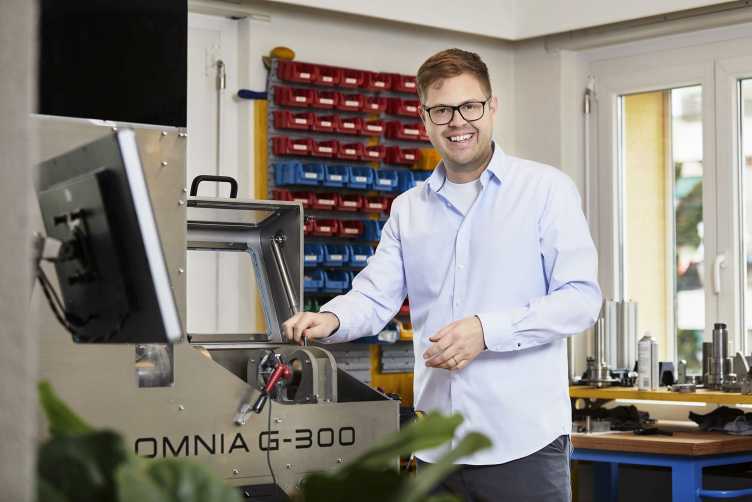 Florian Hänni steht an der Schleifmaschinein der Werkstatt