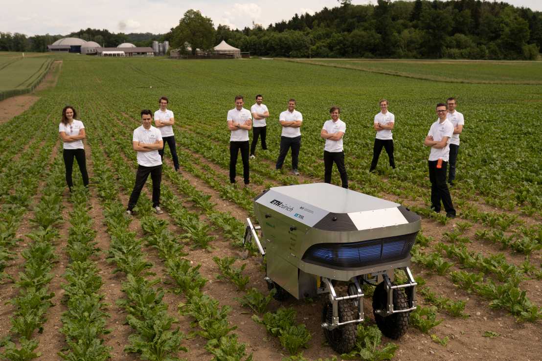 Vergr?sserte Ansicht: Team von Rowesys in Agrarfeld mit Roboter