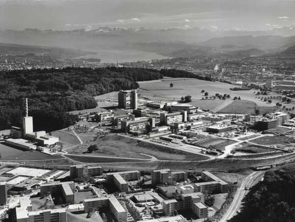 1973: The former ETH Zurich outpost at H?nggerberg, including the physics buildings, the Energy Science Center (HEZ), the Institute for Construction Engineering and Management (HIL), the Research Building (HIF) and the Institute of Molecular Biology and Biophysics (HIM/HPM). (Photograph: ETH Library / Comet Photo AG).