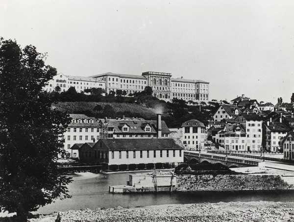 1864: At this time, ETH Zurichs main building did not yet have a dome. The bridge between the main station and the Central square was also not extended until 1871. (Photograph: ETH Library)