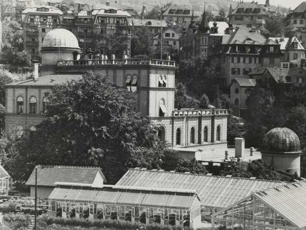 Around 1934: The Eidgen?ssische Sternwarte observatory with the Fluntern quarter in the background. (Photograph: ETH Library, image archive)