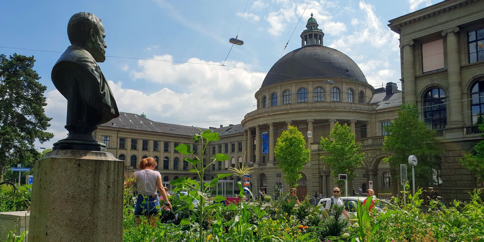 Enlarged view: Green niches decorate the ETH site in the centre. View from the bust of ETH professor Elias Landolt (1821-1896) to the ETH main building. (Photgraph: Florian Meyer)