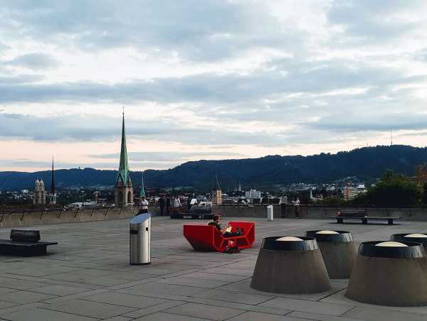 ... and on the Polyterrasse in the evening light, before the sun sets beyond the Old Town and ?etliberg. (Photograph: Florian Meyer)