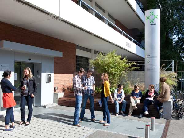 Niches and meeting places for casual conversation between classes: in front of the Department of Biosystems in Basel. (Photograph: Marco Carocari)