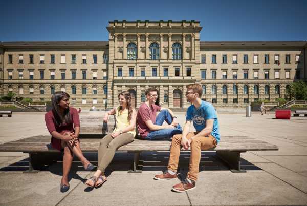Interaction is part of studying: a bench on the Polyterrasse. (Photograph: Gian Marco Castelberg)