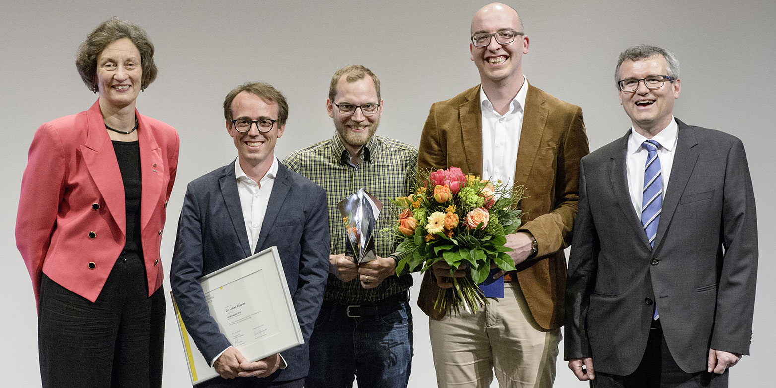 Enlarged view: ETH Rector Sarah Springman with the winners of the 2018 KITE Award, Lukas Fässler, Markus Dahinden and David Sichau, and KdL President Edoardo Mazza (from left to right). (all photos: Oliver Bartenschlager / ETH Zurich)