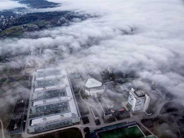 Fog covers the H?nggerberg campus. (Photo: Michael Hausmann)