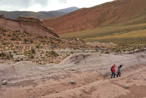 ETH researchers Joep van Dijk and Alvaro Fernandez (right) in search of siderites in Argentina.