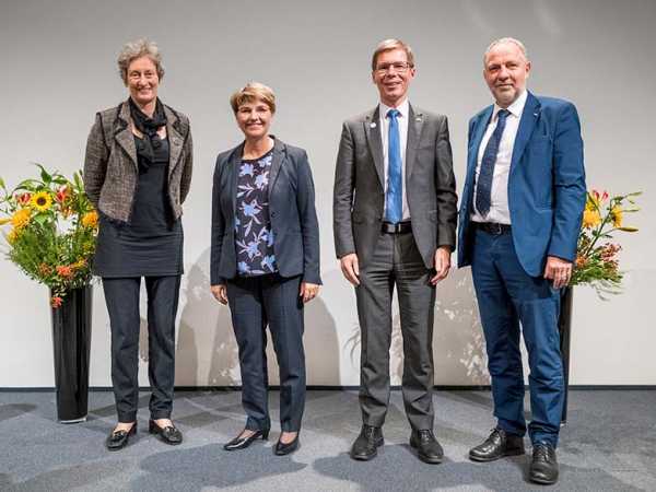 Rector Sarah Springman, Federal Councillor Viola Amherd, ETH President Joel Mesot and Vice-President for Research Detlef Gnther posing for the picture