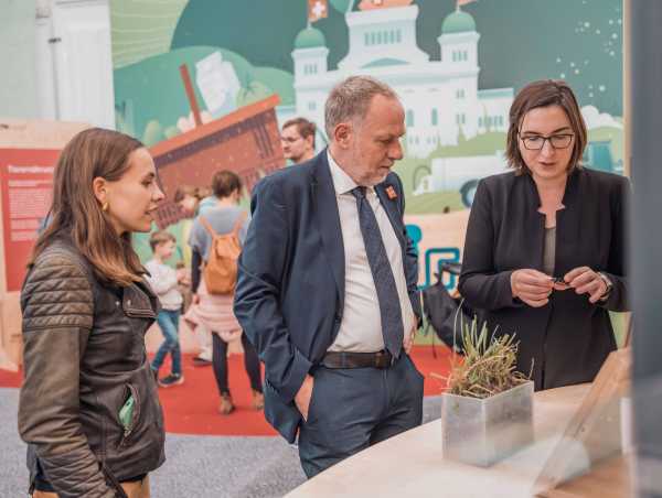 Detlef Gnther (center), ETH Vice President for Research, talks to two women. One is wearing glasses and a blazer (right), the other is wearing a leather jacket (left).