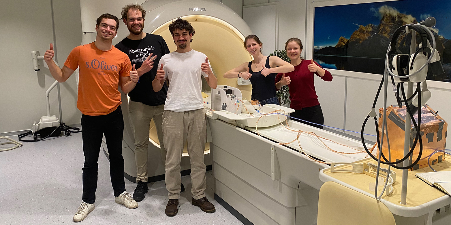 Enlarged view: Students of the byPulse project test their heart-lung machine in an MRI device.
