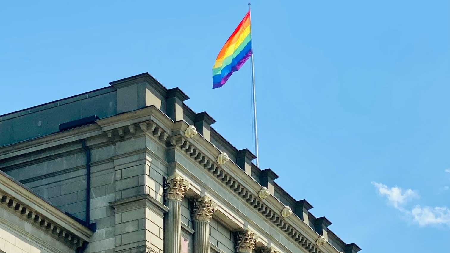 Pride Fahne auf dem ETH Hauptgebäude