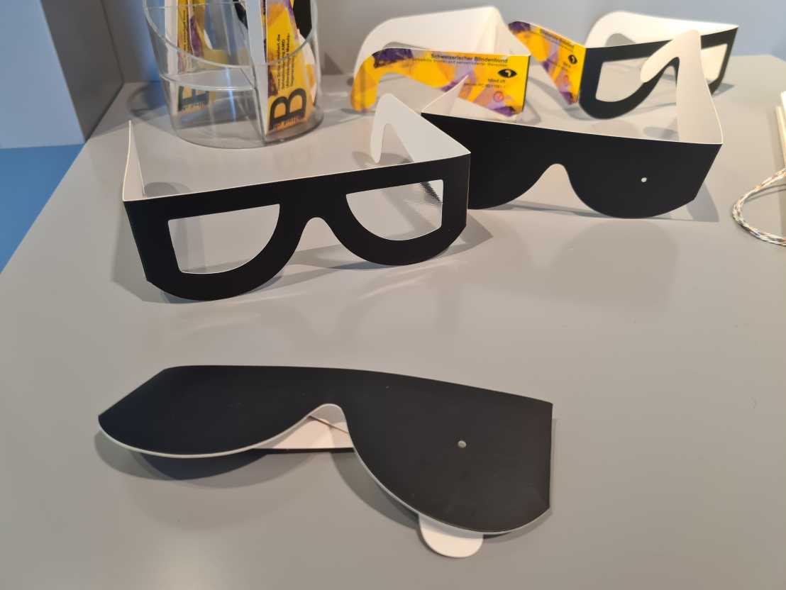 Mit den Simulationsbrillen lassen sich verschiedene Sehbehinderungen ausprobieren. 