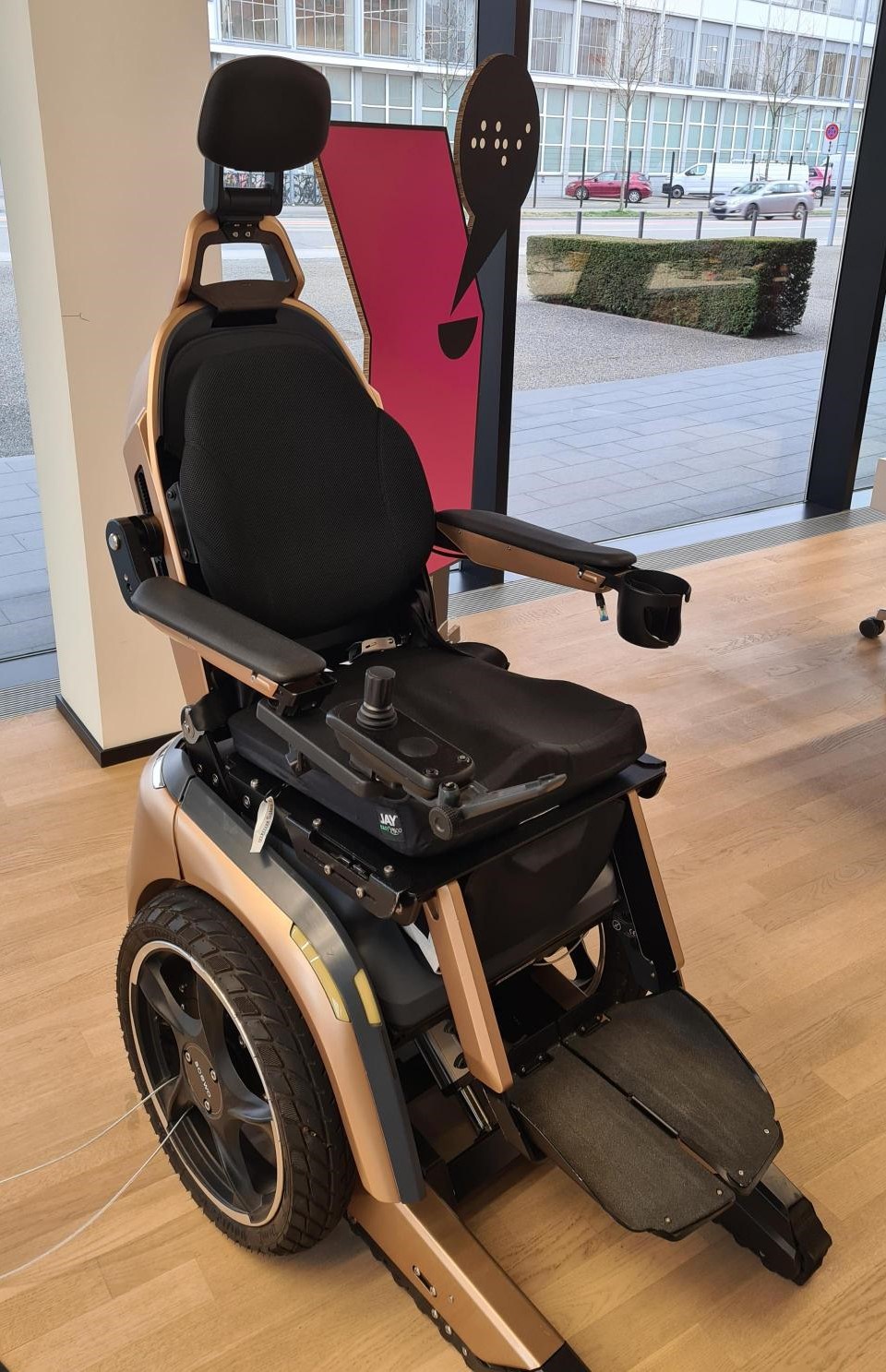 Es ist der scewo abgebildet. Ein automatisierter Rollstuhl mit der Möglichkeit Stufen zu überwinden. 