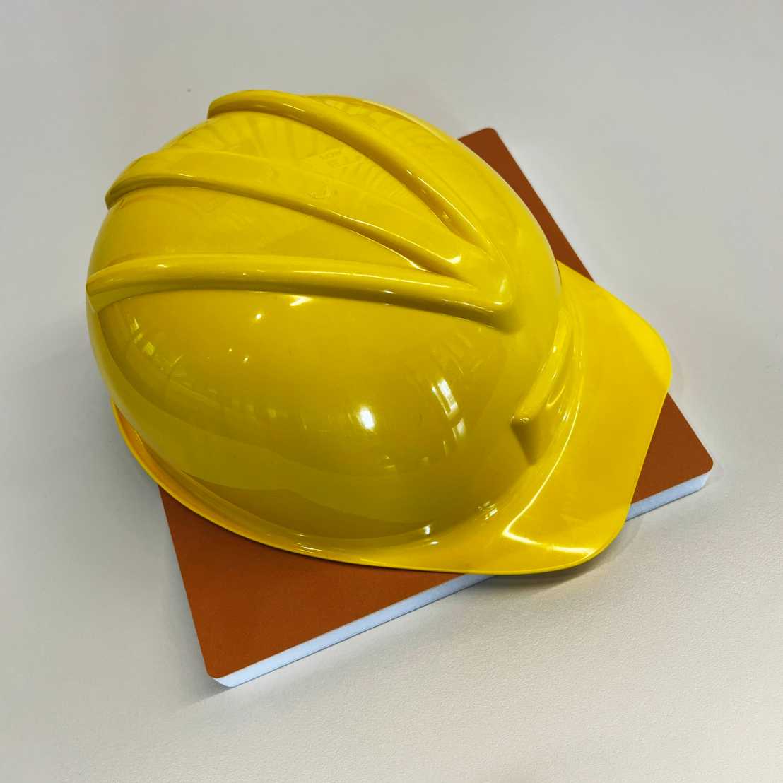 Gelber Schutzhelm, der auf Baustellen getragen wird