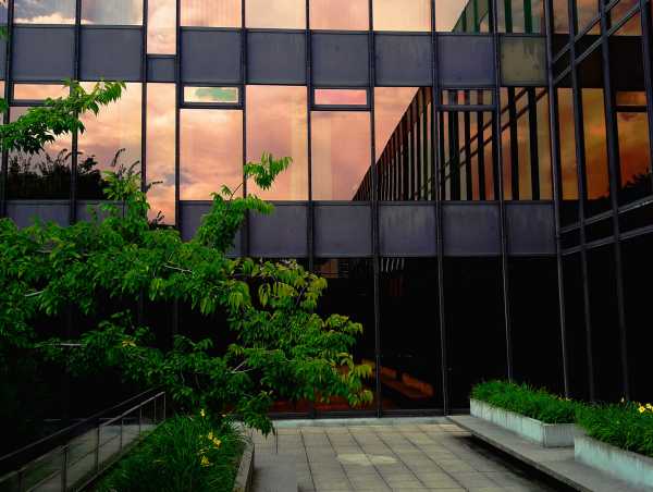 Platz 12: ?Auf den HIL-Terrassen spiegeln sich die von Sonnenunterg?ngen umgebenen Grnfl?chen an der Fassade des Geb?udes. (Bild und Text: Paola Falconi, Masterstudentin / D-ARCH)
