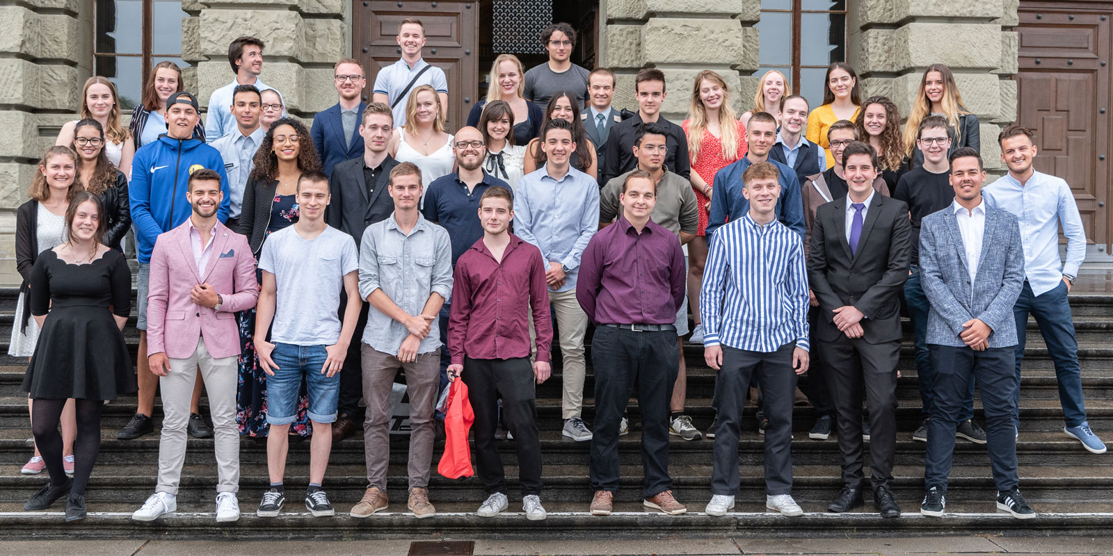 Vergr?sserte Ansicht: 49 junge Fachleute haben am Donnerstag ihre Berufslehre an der ETH Zürich feierlich abgeschlossen. (Bild: ETH Zürich / Cornel Andreoli)