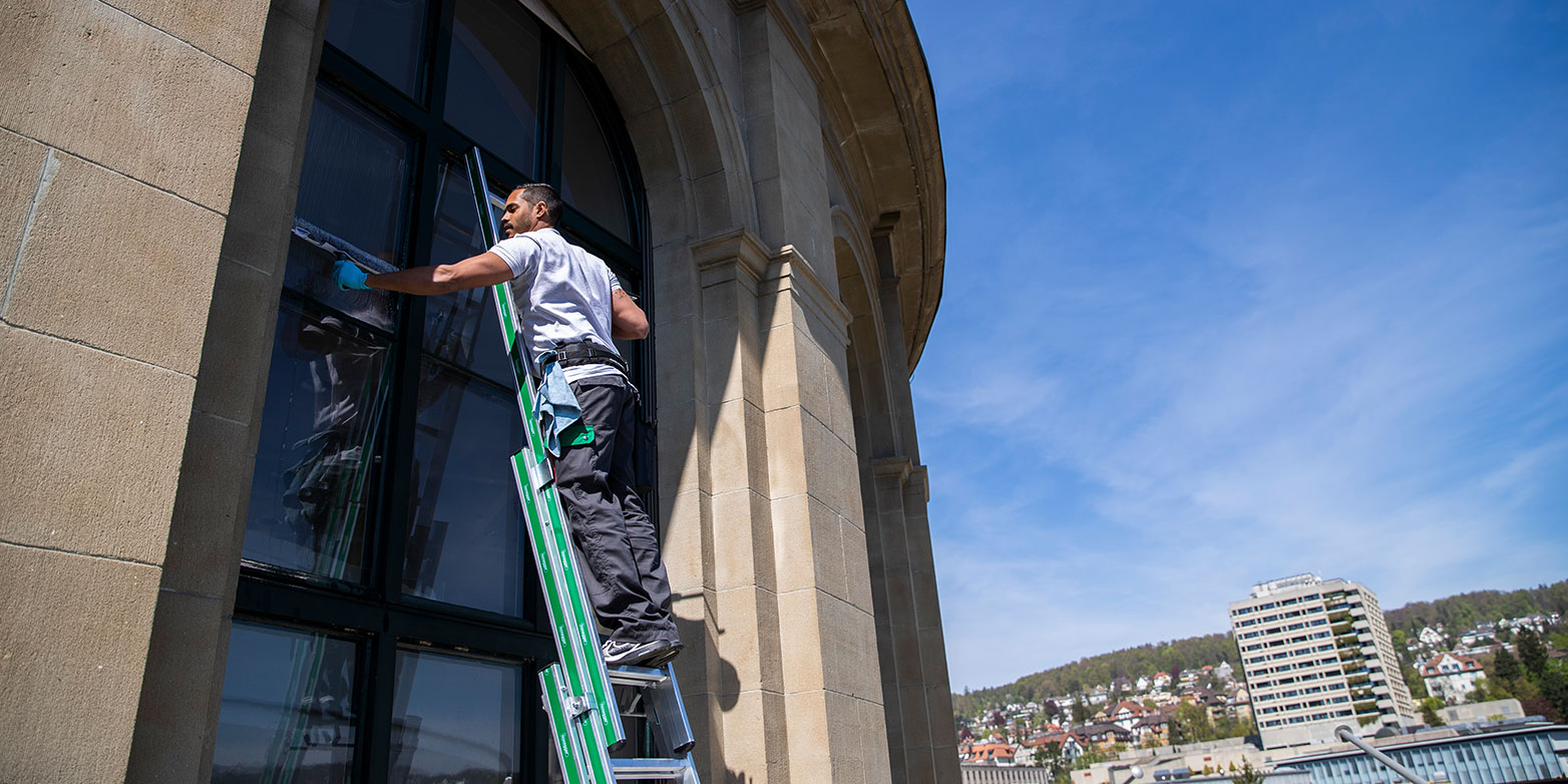 Vergr?sserte Ansicht: Blitzblank bis zur Spitze: Während des ETH-Notbetriebs putzt das Reinigungspersonal die Fenster der ETH-Kuppel. (Bild: ETH Zürich / Nicola Pitaro)