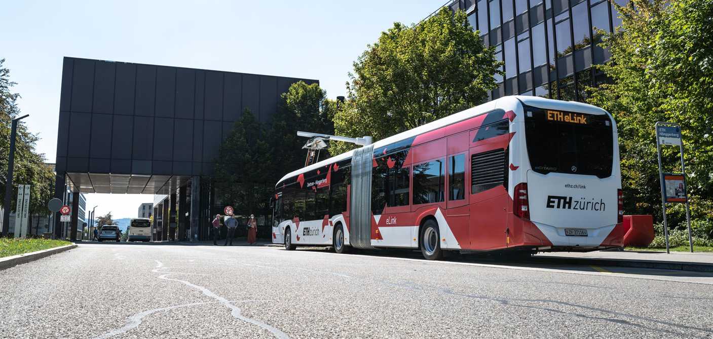 Vergr?sserte Ansicht: Der ETH Link fährt neu elektrisch. Die Elektrobusse werden an der Haltestelle Hönggerberg an einer neu aufgebauten Ladestation mit 300kW Leistung zwischengeladen. (Foto: Adrian Cambensy)