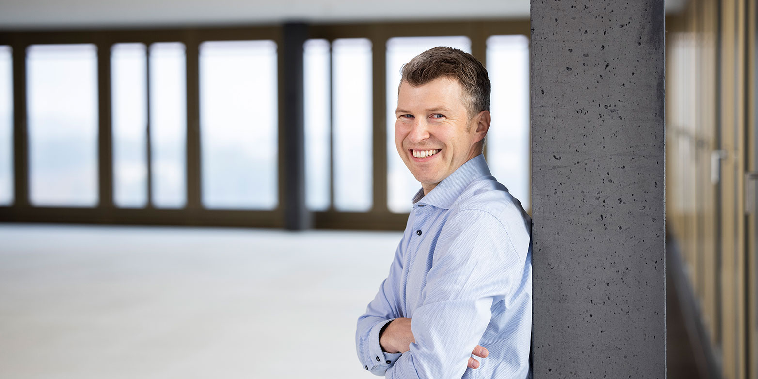 Vergr?sserte Ansicht: Als Unternehmensgründer zurück an die ETH: Alexander Ilic ist der Geschäftsführer des neu gegründeten ETH AI Centers. (Bild: ETH Zürich / Nicola Pitaro)