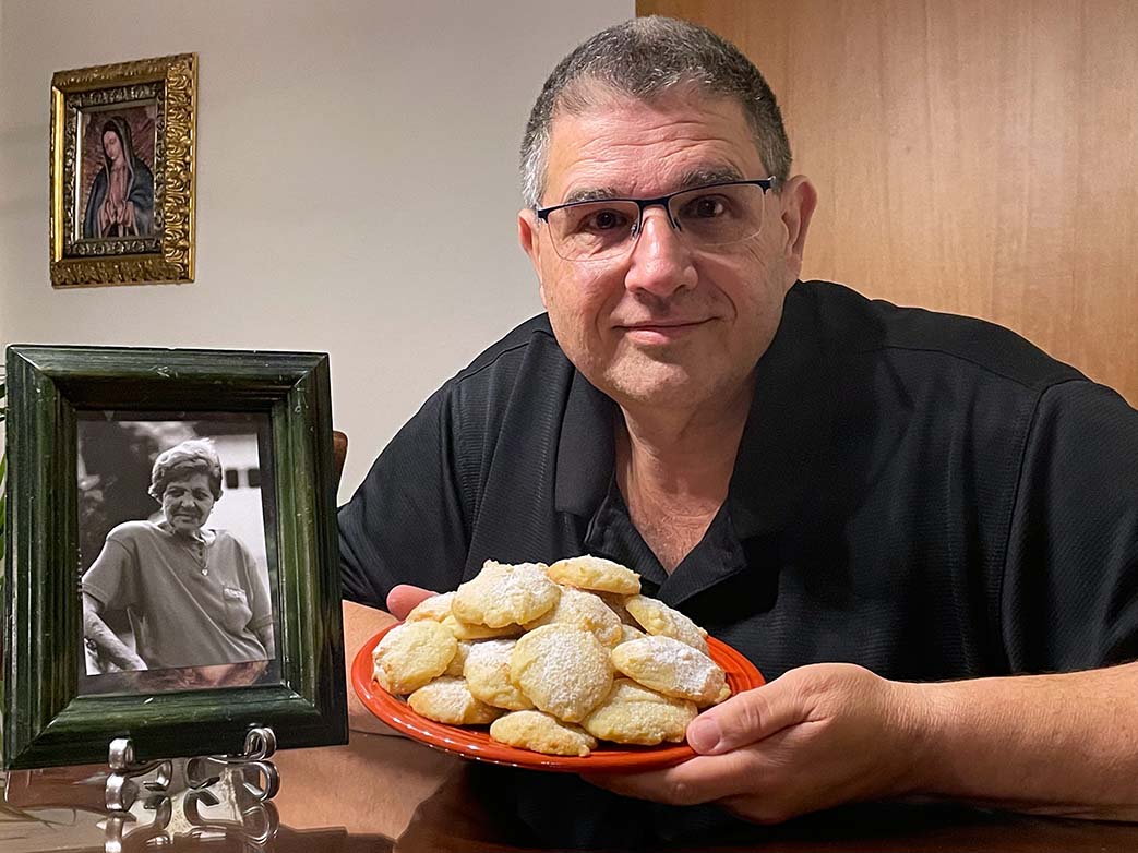Nicholas Cardo mit einem Bild seiner Grossmutter Evelyn und einem Teller Cookies.