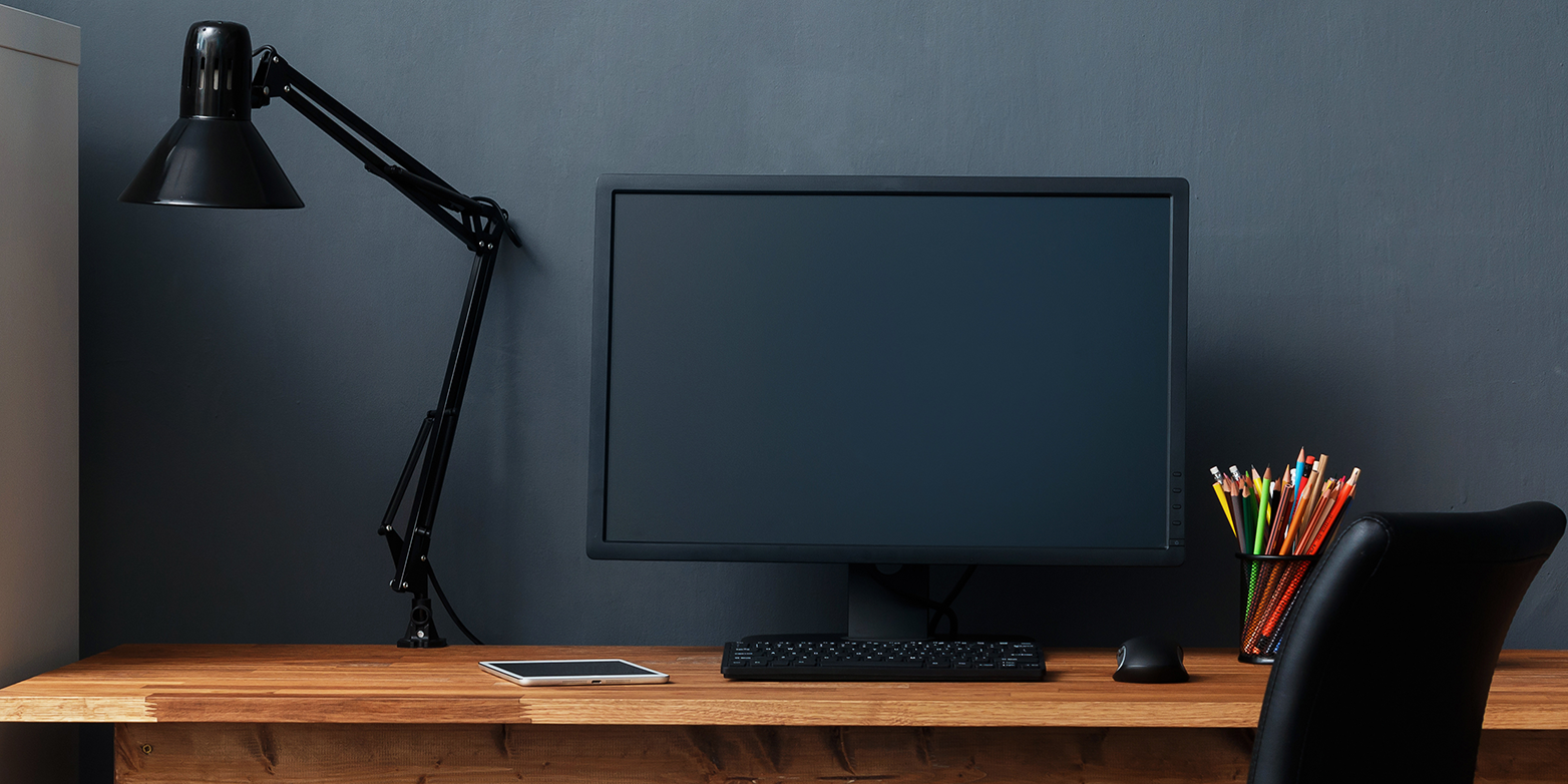Ein Monitor, Maus, Tastatur und Tablet auf einem Schreibtisch