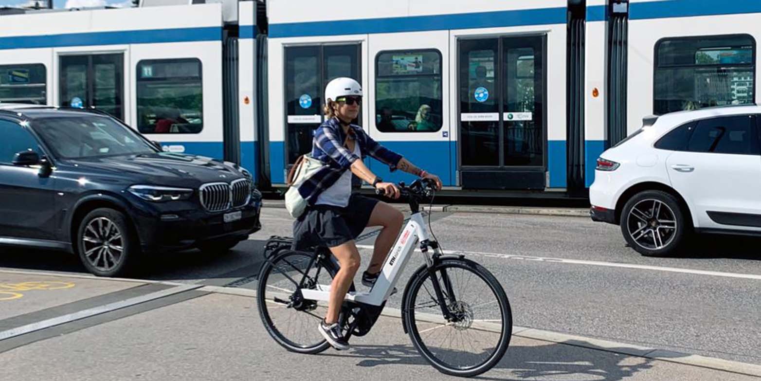 Eine E-Bike-Fahrerin im Zürcher Strassenverkehr
