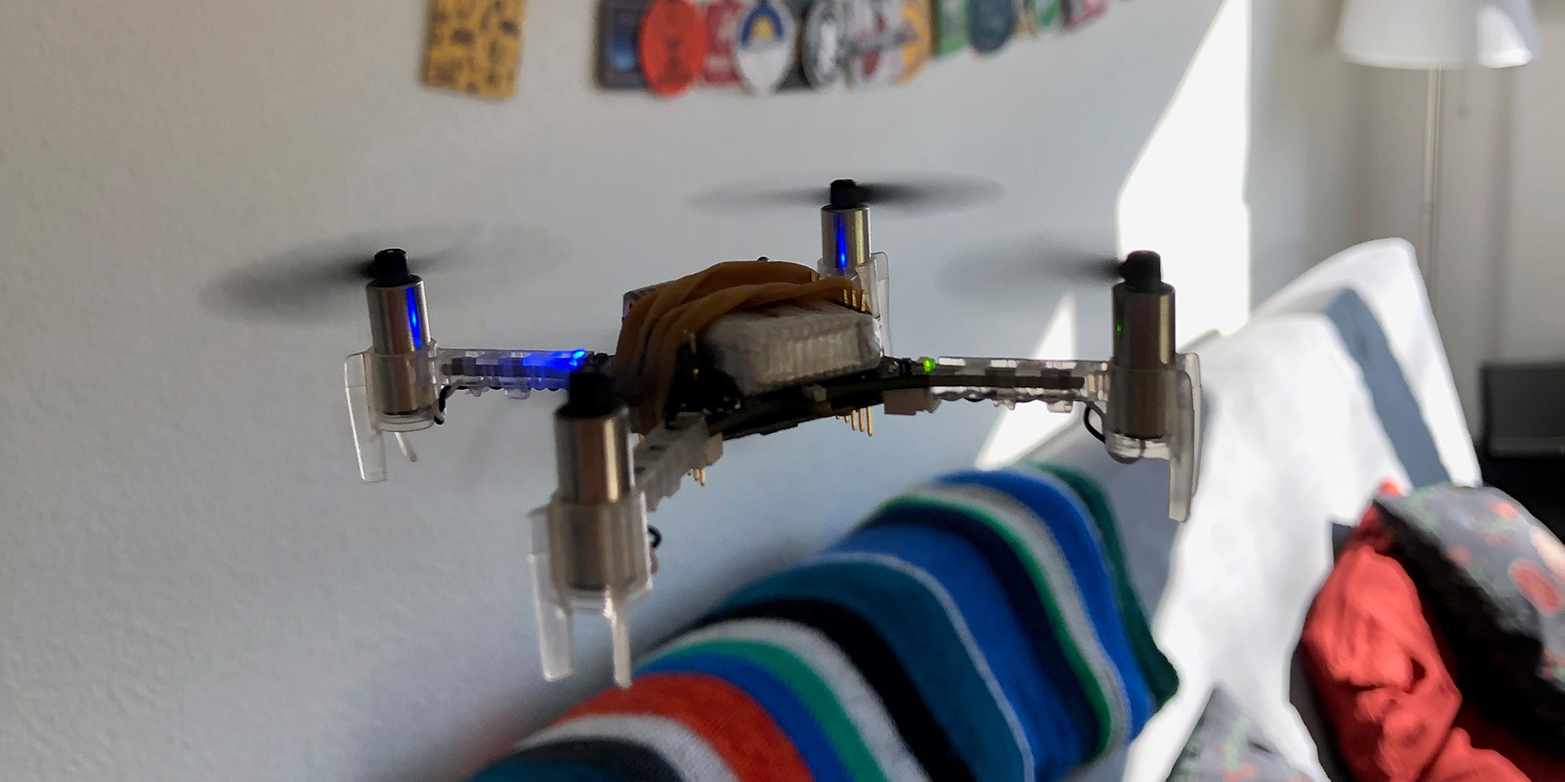 Ein Quadrocopter fliegt in einem Wohnzimmer