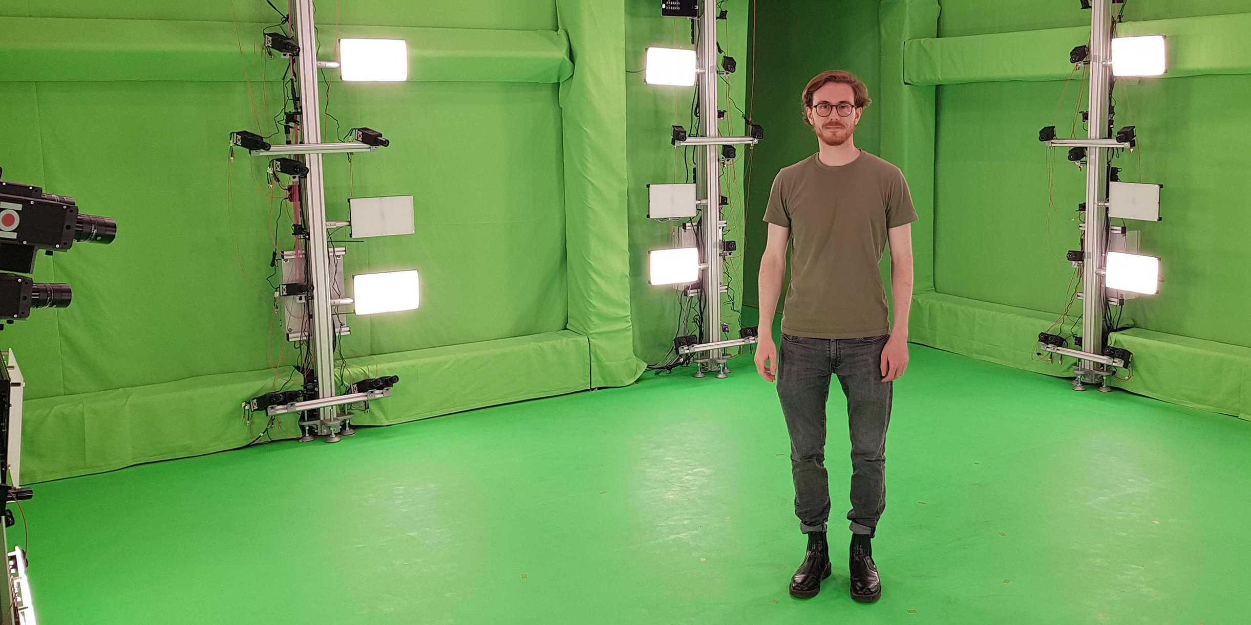 Manuel Kaufmann in einem rundum grünen Raum voller Kameras